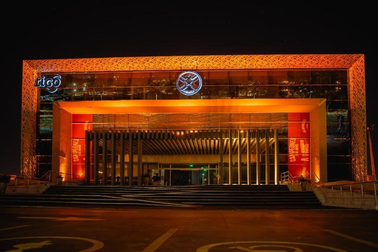 Edificio de la APF iluminado de naranja