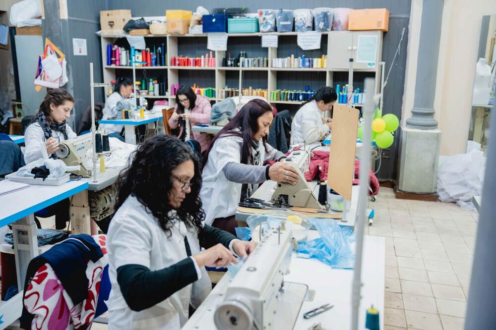 Mujeres trabajando en el taller de la Fundación.