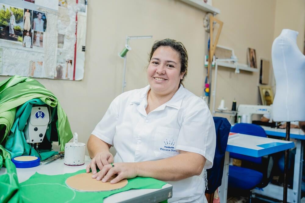 El sueño de Diana tener su taller de costura propio y mudarse de casa, dejar la zona baja del barrio Ricardo Brugada, más conocido como la Chacarita, vulnerable ante las constantes inundaciones. ©UNFPA Paraguay/Mario Achucarro.