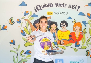 La artista Jessica Bogado, en la pintata de un mural en la nueva Clínica de la Familia, plasmando un mundo sin violencia.