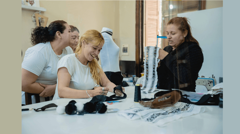 Mujeres que trabajan en el taller de la Fundación Princesa Diana de Francia-Paraguay.