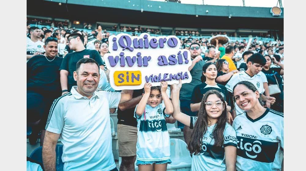 Personas en la cancha de fútbol comprometidas con la no violencia