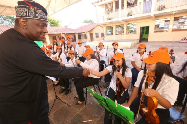 El doctor Babatunde Osotimehin en visita a terreno a la Escuela 26 de febrero, en un barrio periférico de Asunción.