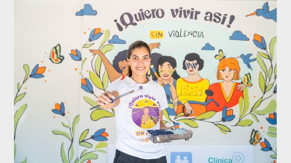 La artista Jessica Bogado, en la pintata de un mural en la nueva Clínica de la Familia, plasmando un mundo sin violencia.